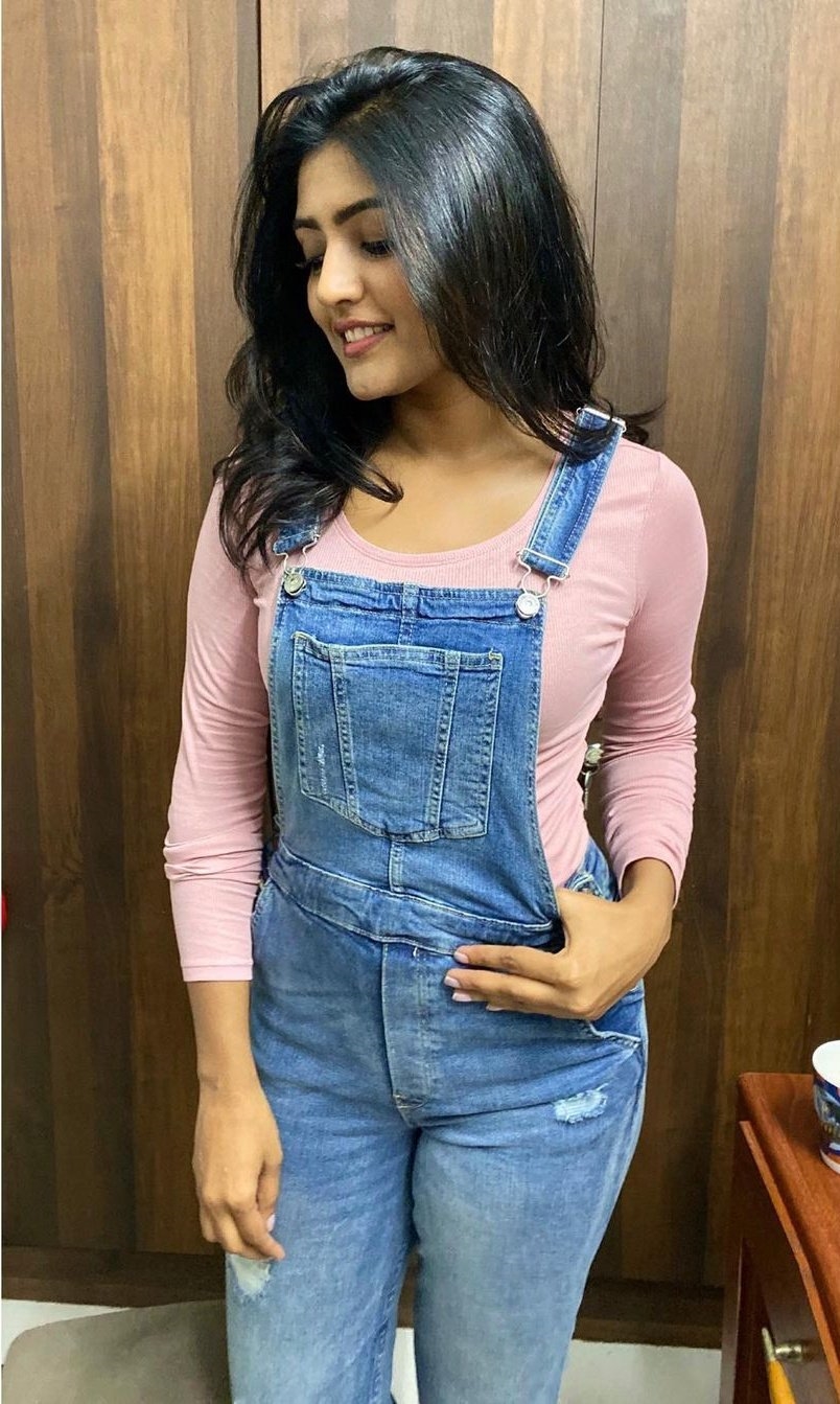 Telugu Heroine Eesha Rebba latest Images In Tight Fit Jeans