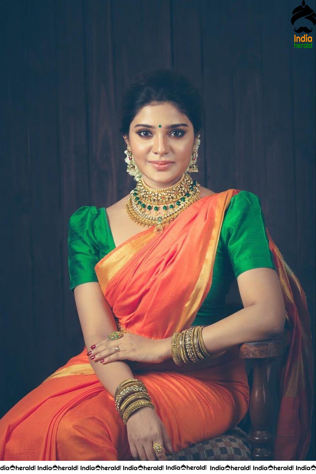 Aathmika is too gorgeous and traditional in Saree