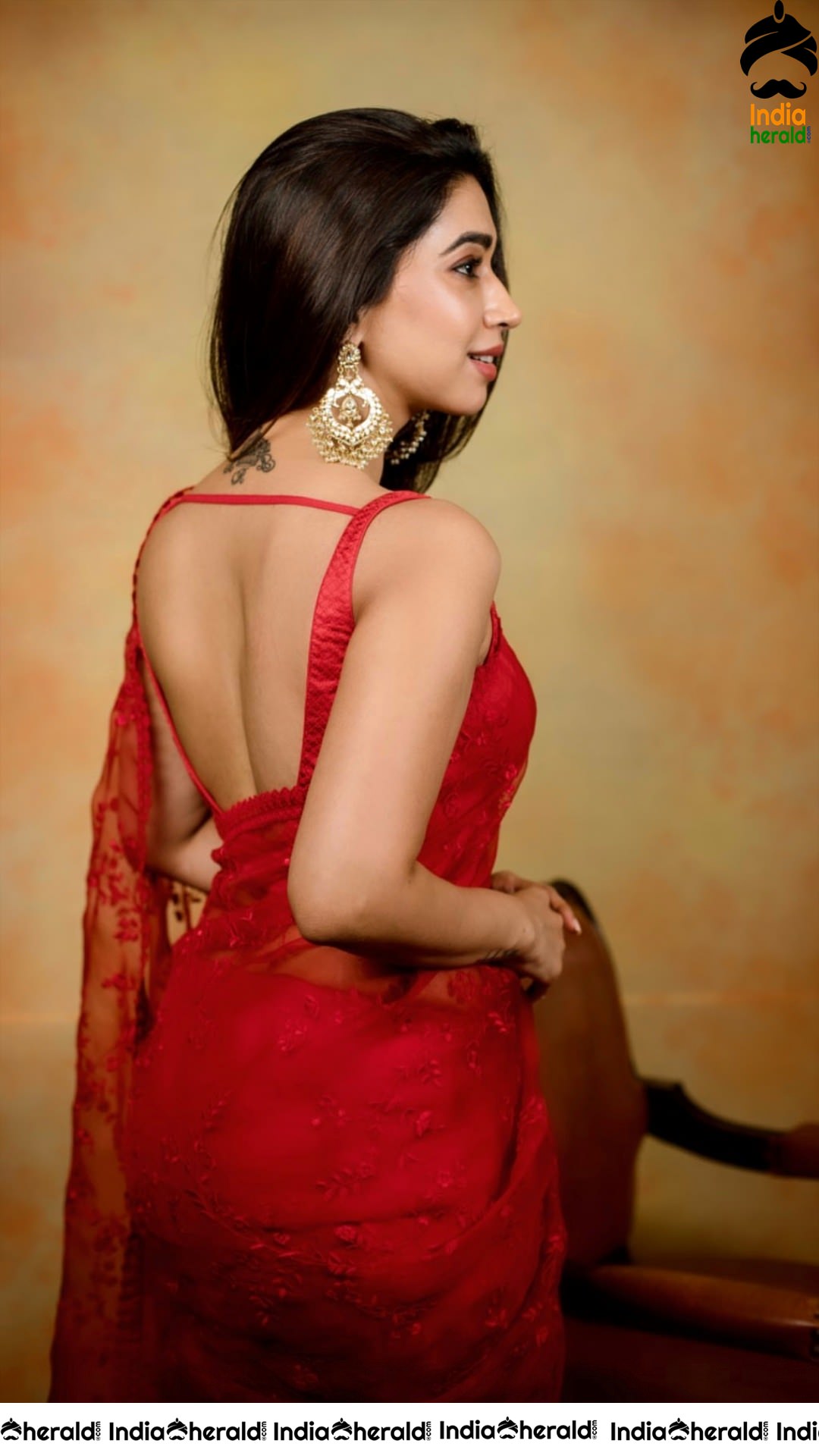 Actor Jayam Ravi wife Aarti Ravi in Sleeveless Blouse and Red Hot Transparent Saree