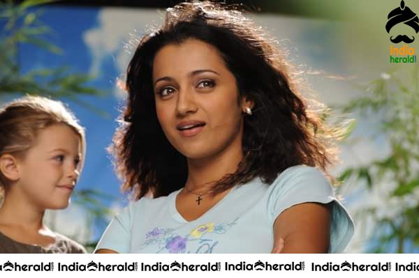 Actress Trisha Photos as Jessie fromVinnaithaandi Varuvaayaa Set 2