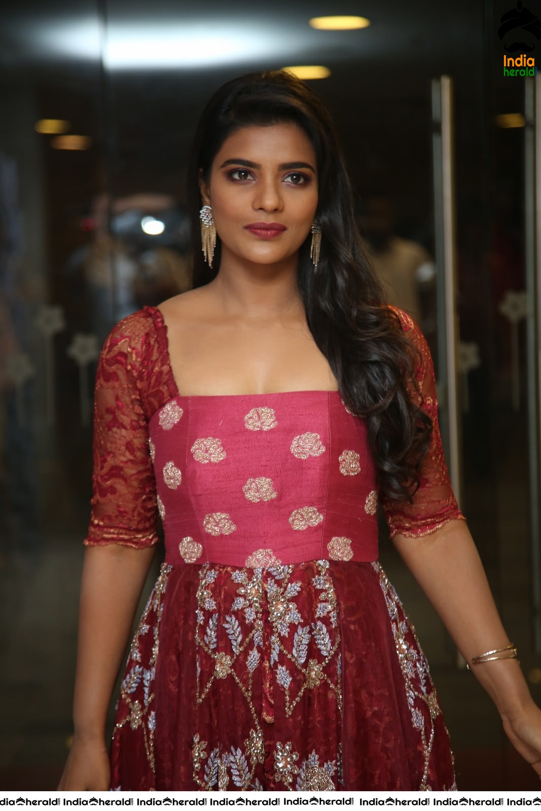 Aishwarya Rajesh Looking Elegant in Maroon Traditional Dress Set 1