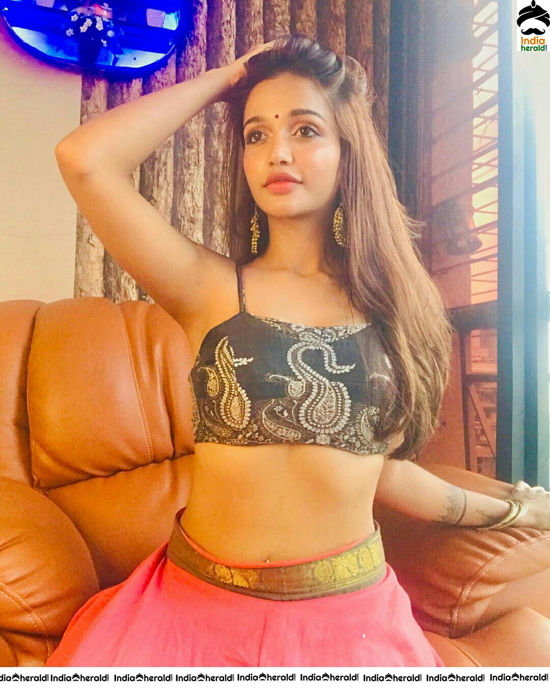 Sehnaaz Gill Porn Pic - Alluring Anaika Shows Her Sexy waist Line In Sleeveless Top