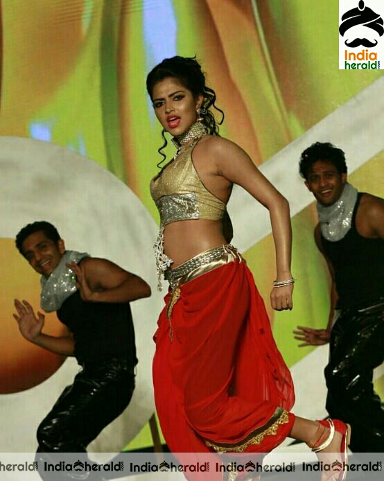 Amala Paul hot Exposing dance photos on the stage