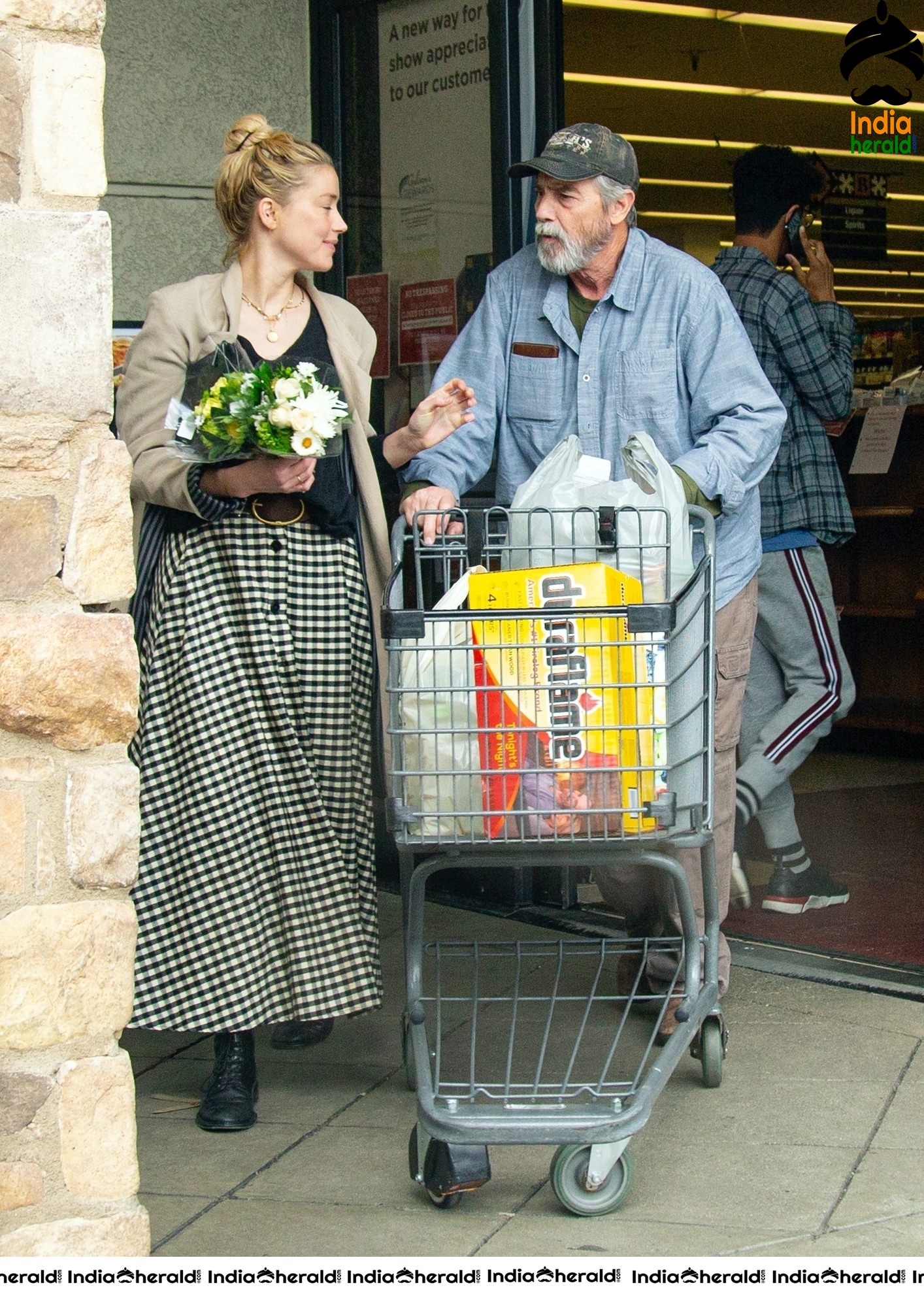 Amber Heard caught by Paprazzi while out for grocery shopping in Los Feliz