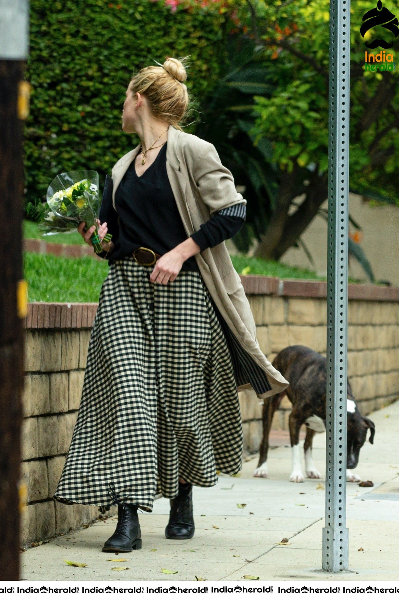 Amber Heard caught by Paprazzi while out for grocery shopping in Los Feliz