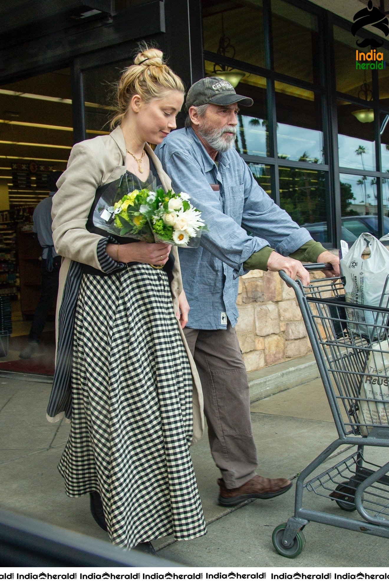 Amber Heard caught by Paprazzi while out for grocery shopping in Los Feliz