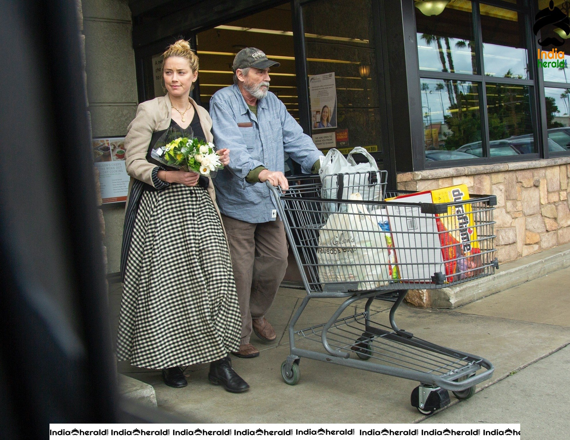 Amber Heard caught by Paprazzi while out for grocery shopping in Los Feliz