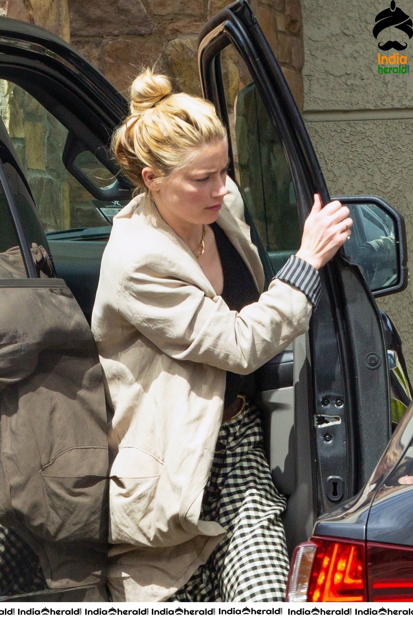 Amber Heard caught by Paprazzi while out for grocery shopping in Los Feliz