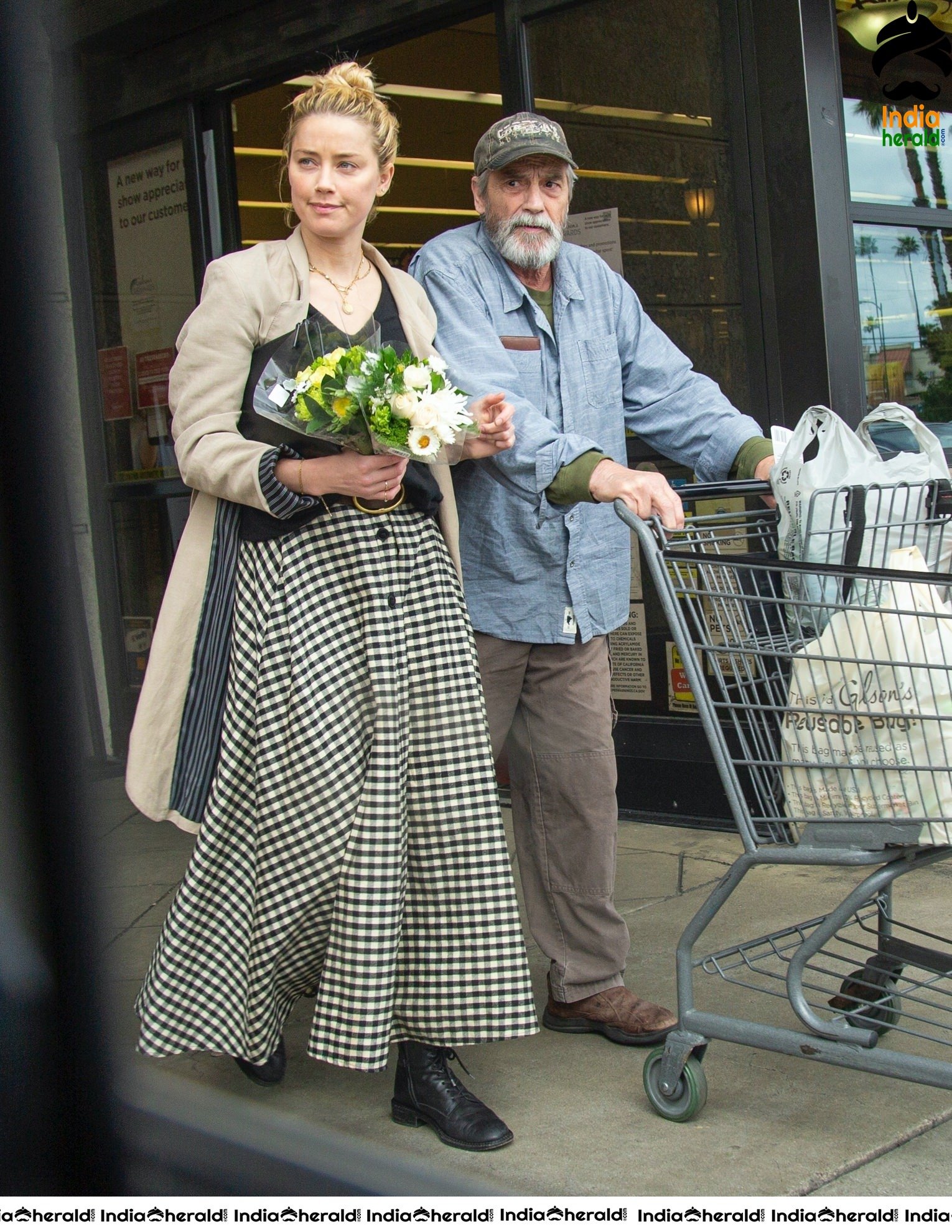 Amber Heard caught by Paprazzi while out for grocery shopping in Los Feliz