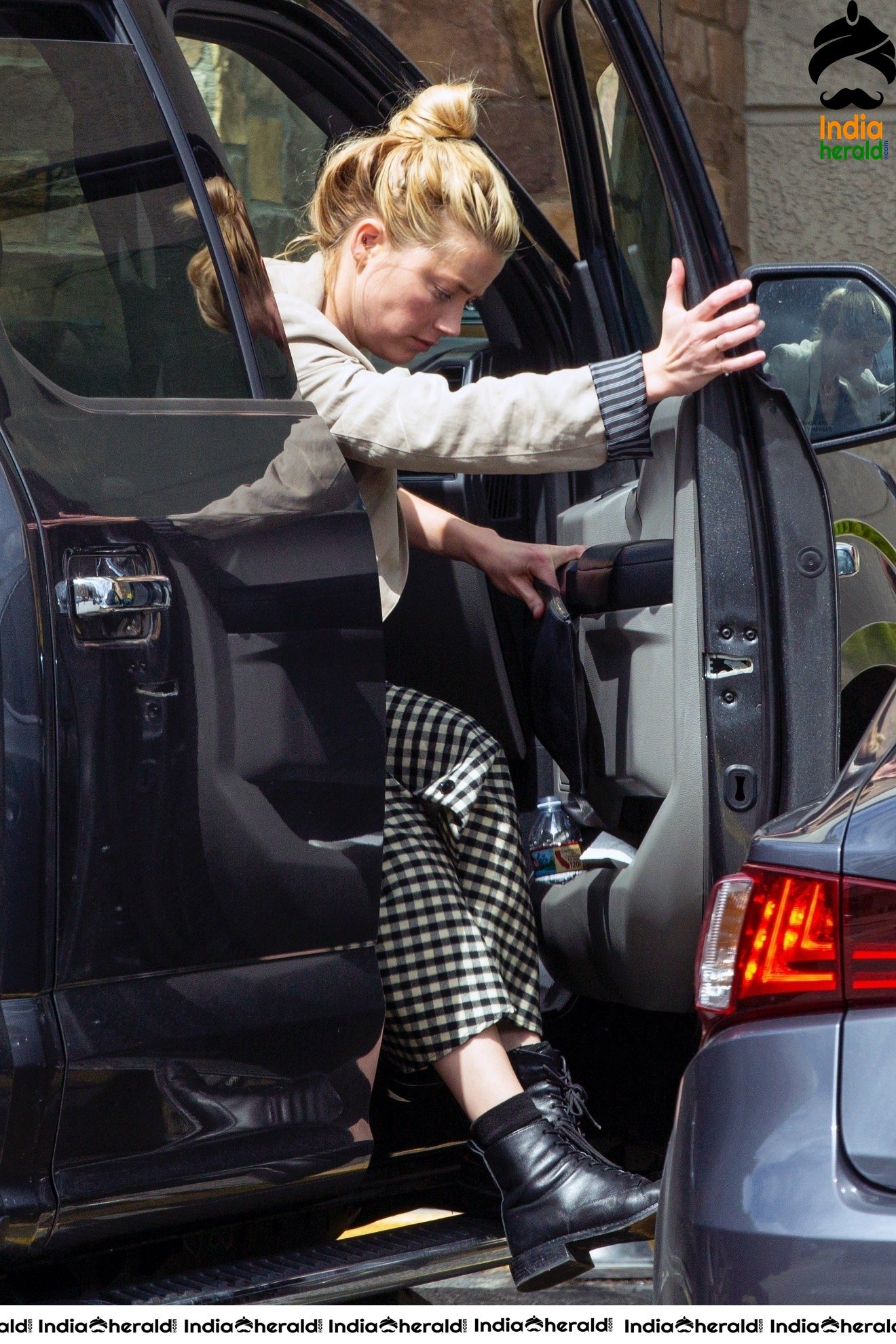 Amber Heard caught by Paprazzi while out for grocery shopping in Los Feliz