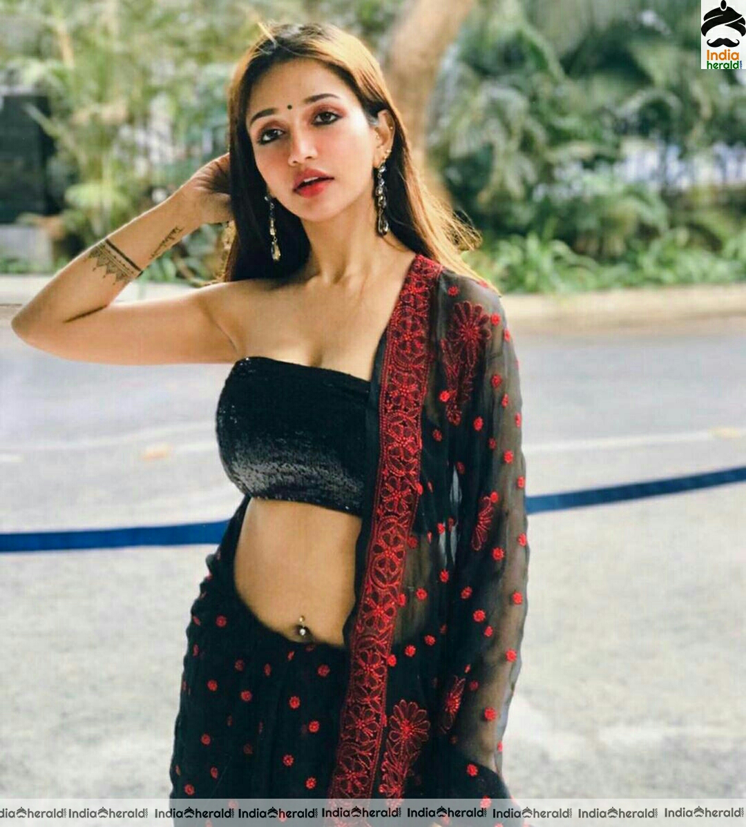 Anaika Sodi looking hot by Exposing her pierced navel