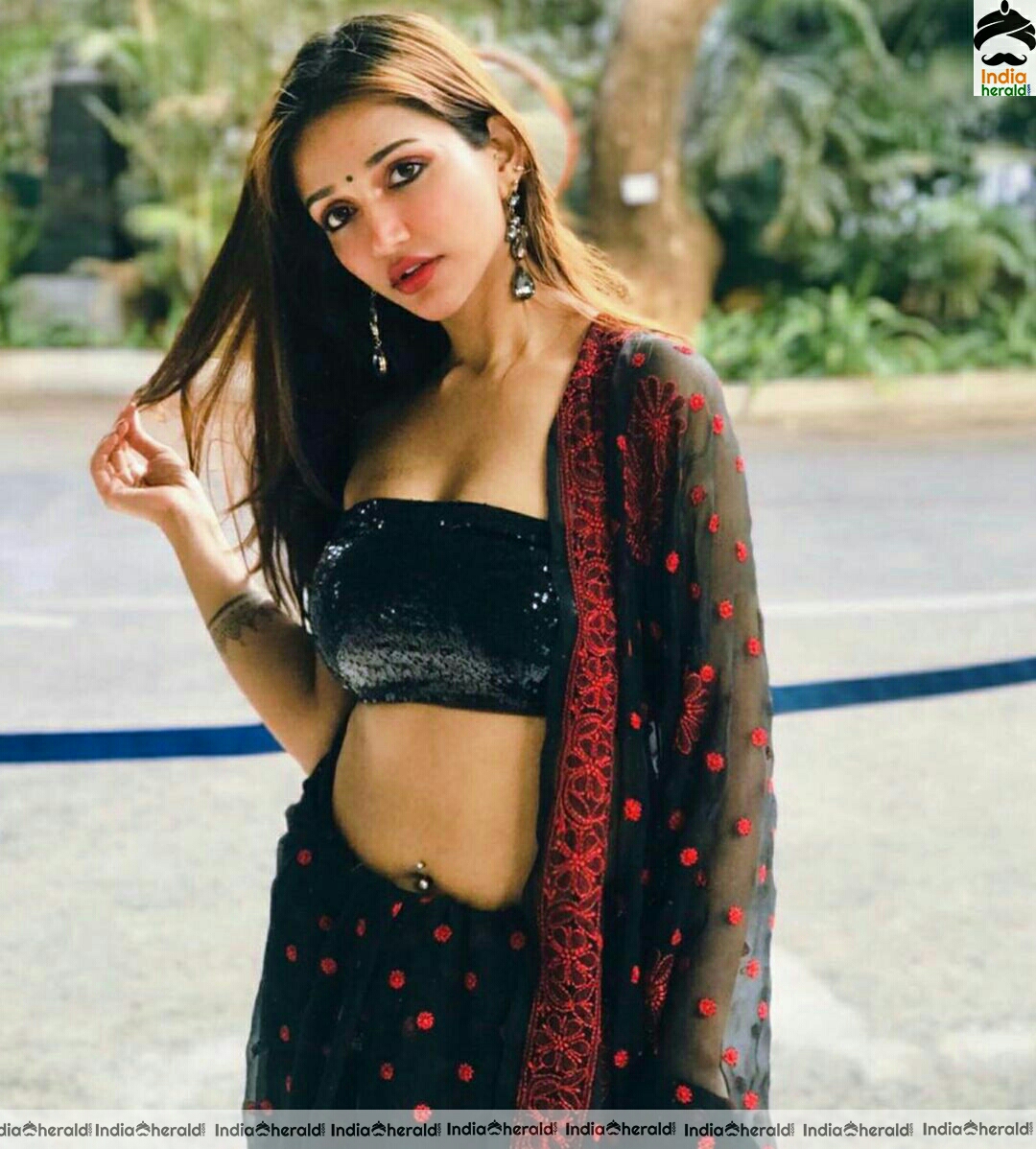 Anaika Sodi looking hot by Exposing her pierced navel