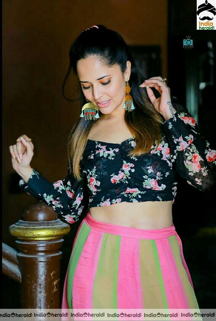 Anasuya flaunts her teasing waistline and showsoff her hotness