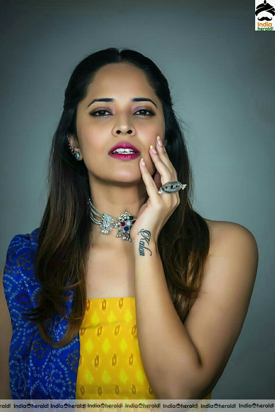 Anasuya Hot Navel Show In Blue Saree Stills