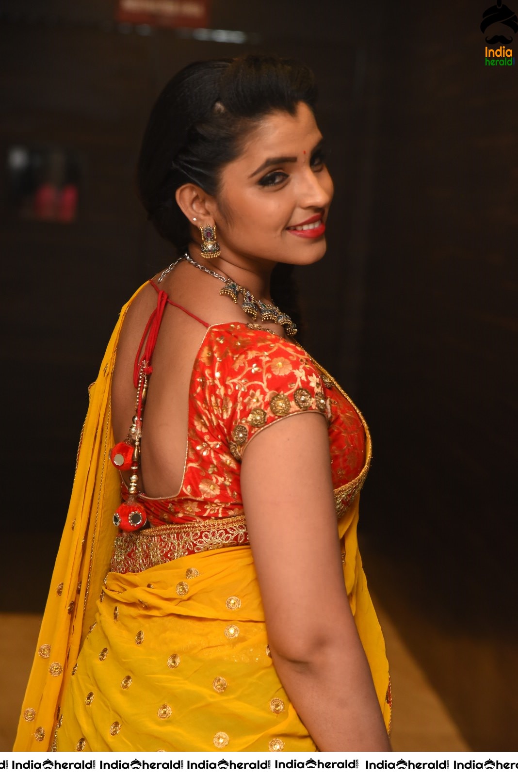 Anchor Shyamala Hot Photos exposing her Waistline Set 1