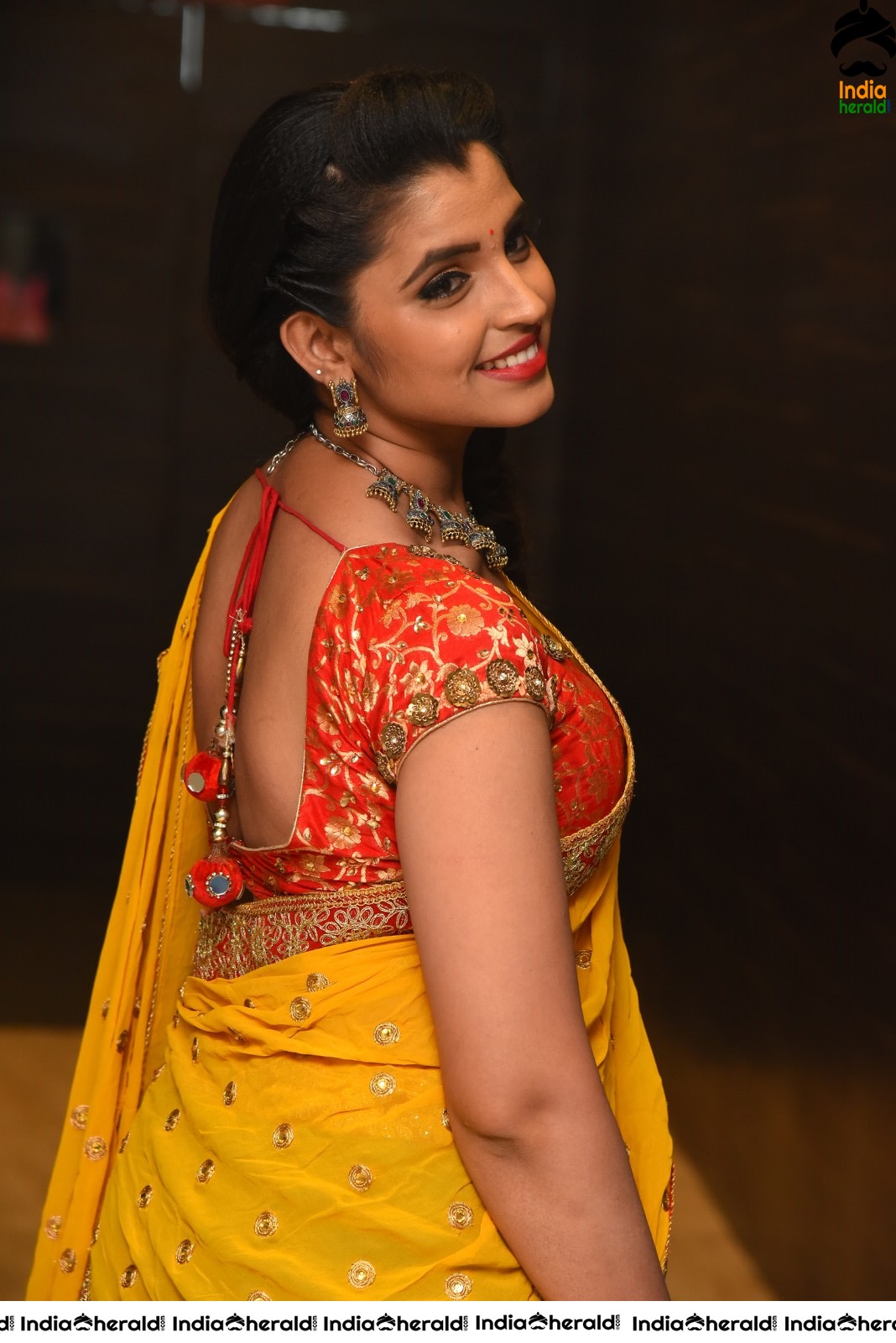 Anchor Shyamala Hot Photos exposing her Waistline Set 1