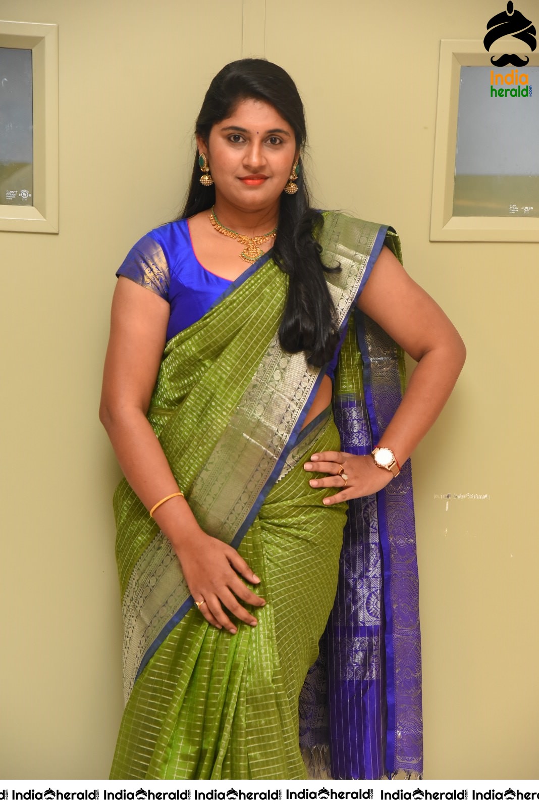 Anchor Sony Hot in Green Saree Stills Set 2