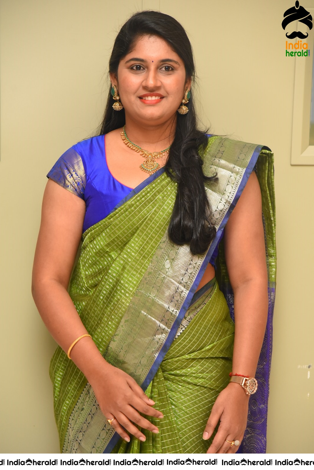 Anchor Sony Hot in Green Saree Stills Set 2