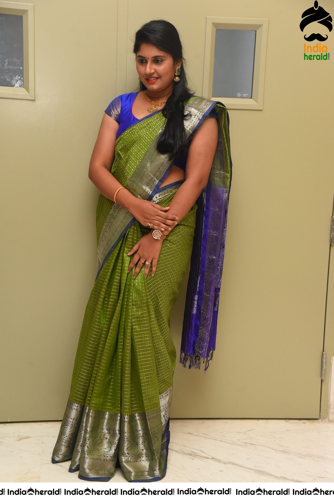 Anchor Sony Hot in Green Saree Stills Set 2