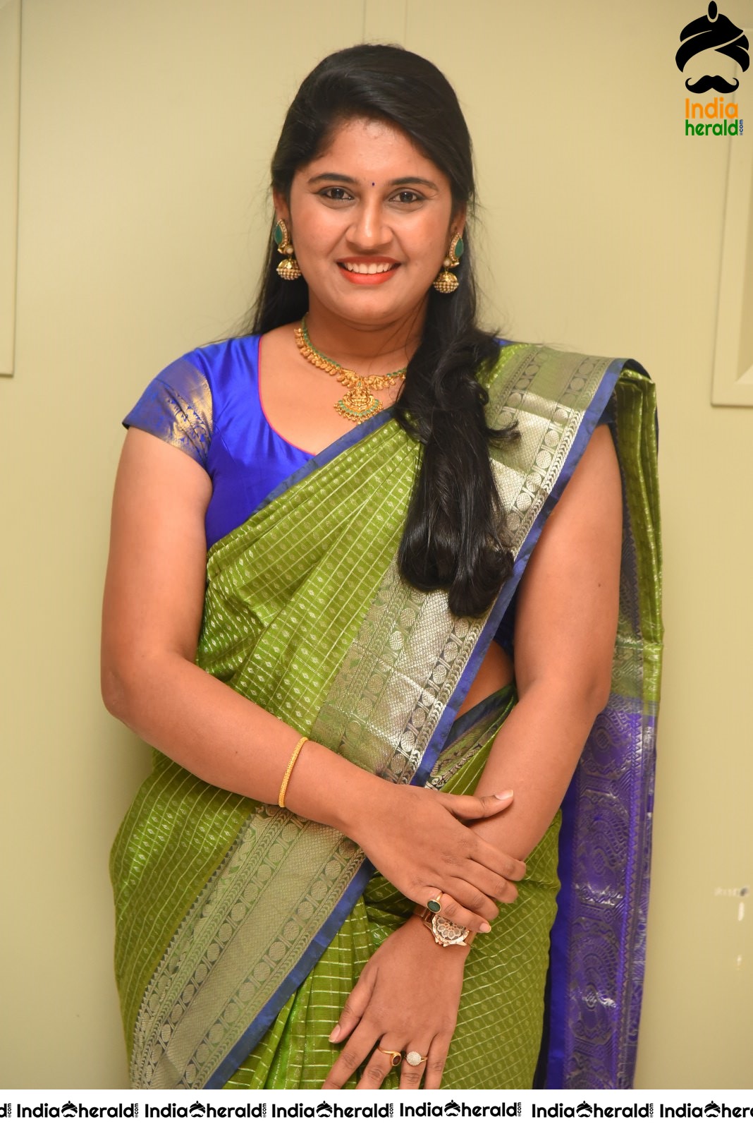 Anchor Sony Hot in Green Saree Stills Set 2