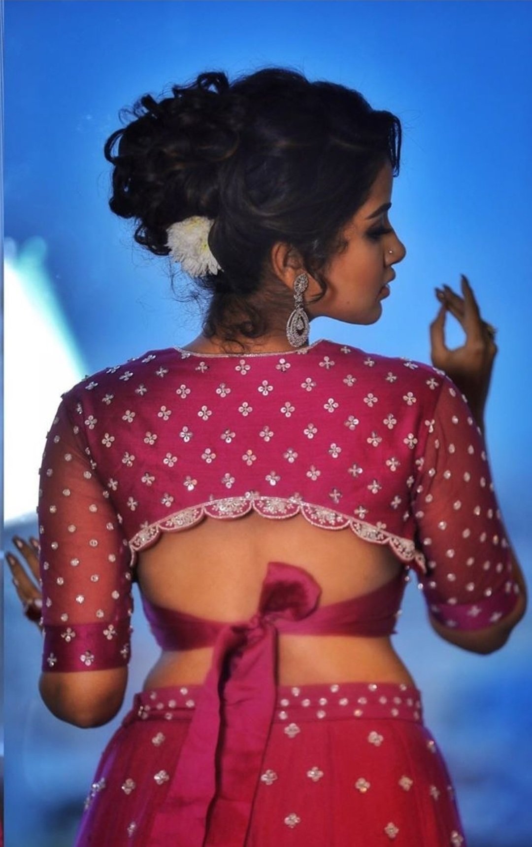 Anupama Parameswaran Latest Hot Photos Exposing Her Sexy Back
