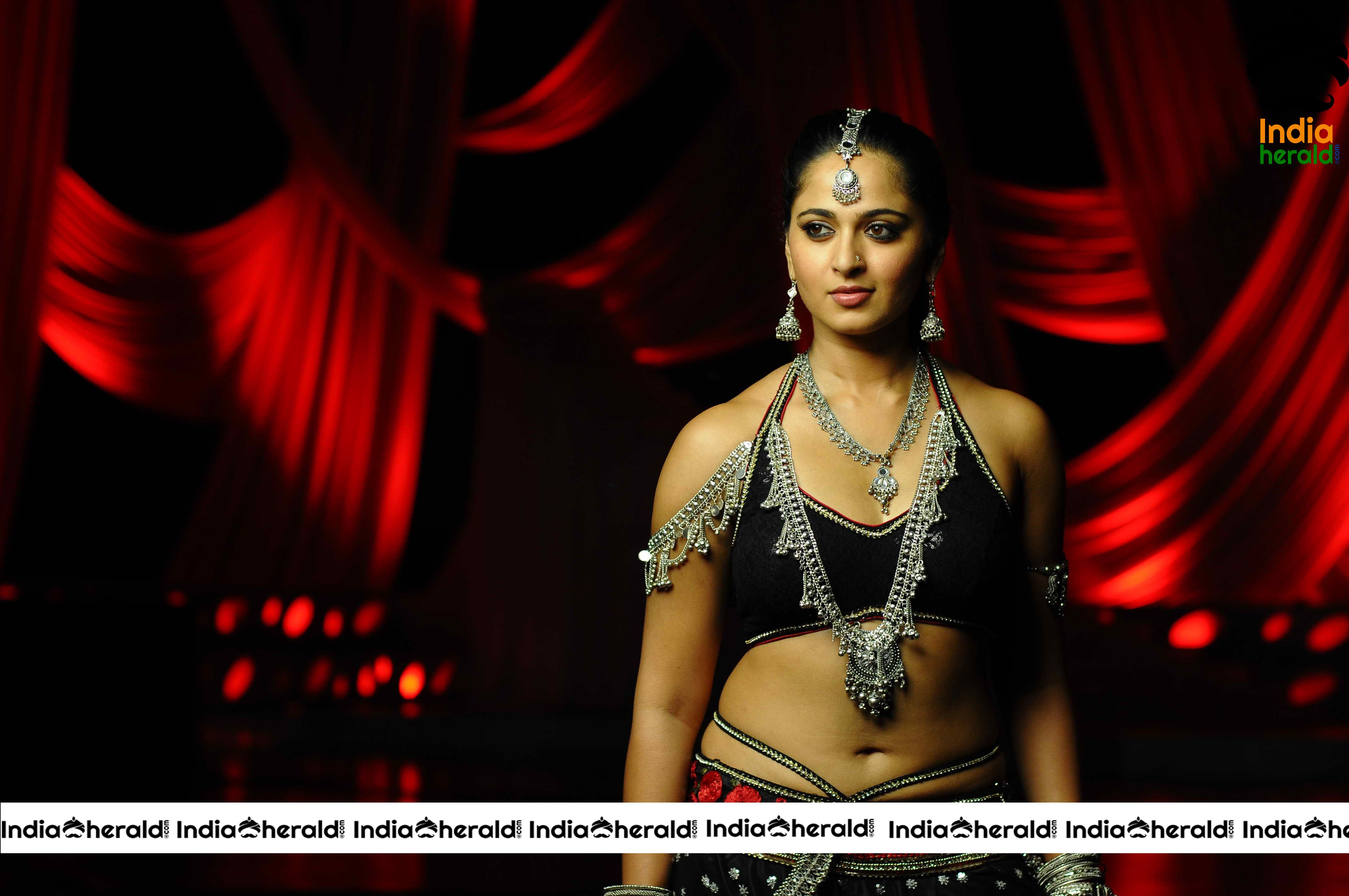 Anushka Latest Hot HD Stills Exposing Her Fleshy Belly