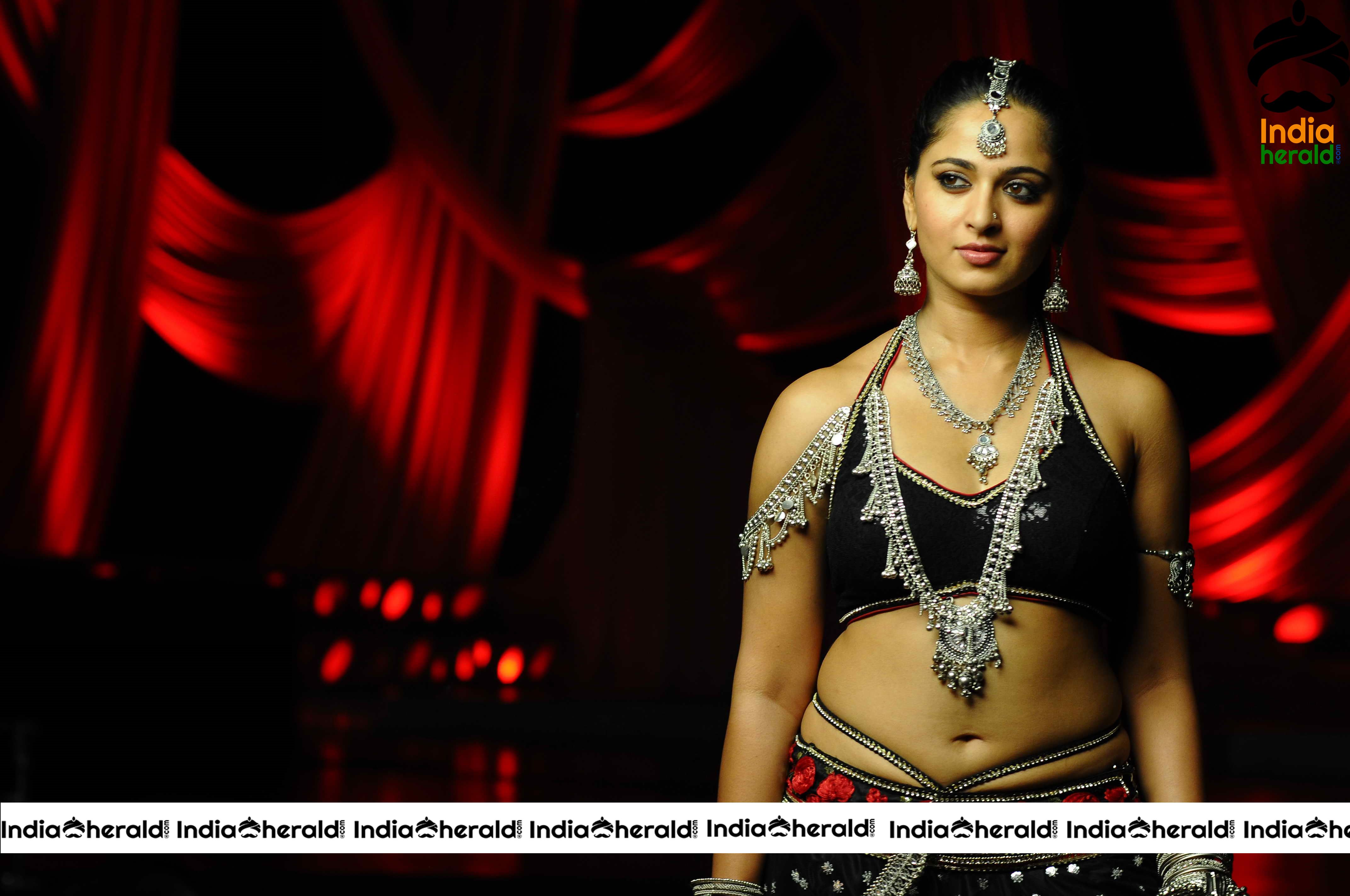 Anushka Latest Hot HD Stills Exposing Her Fleshy Belly