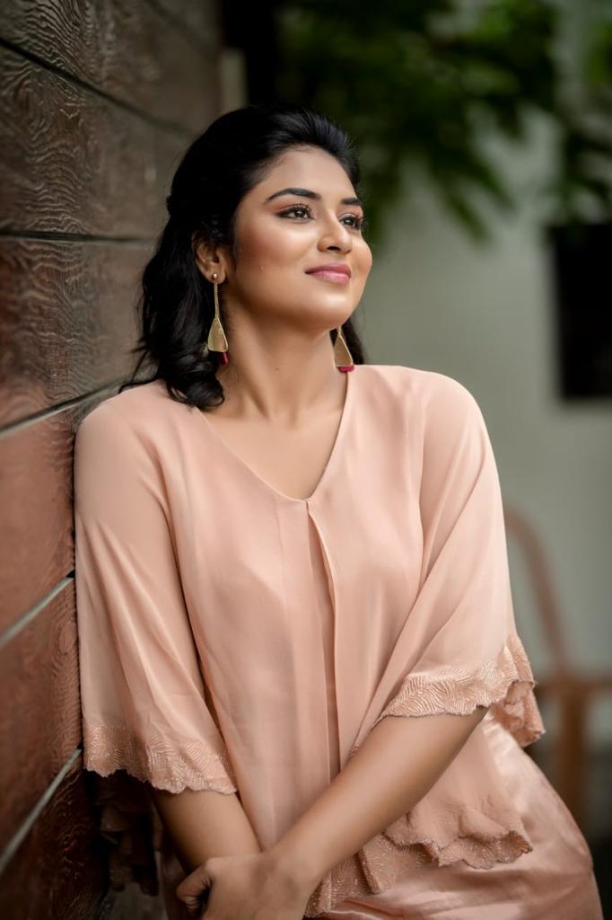 Bigil girl Actress Indhuja latest stills