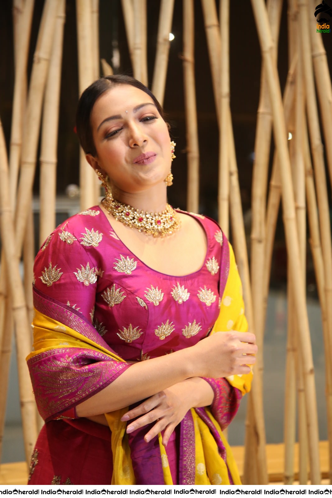 Catherine Tresa Shows her Hot Waistline in Traditional Attire