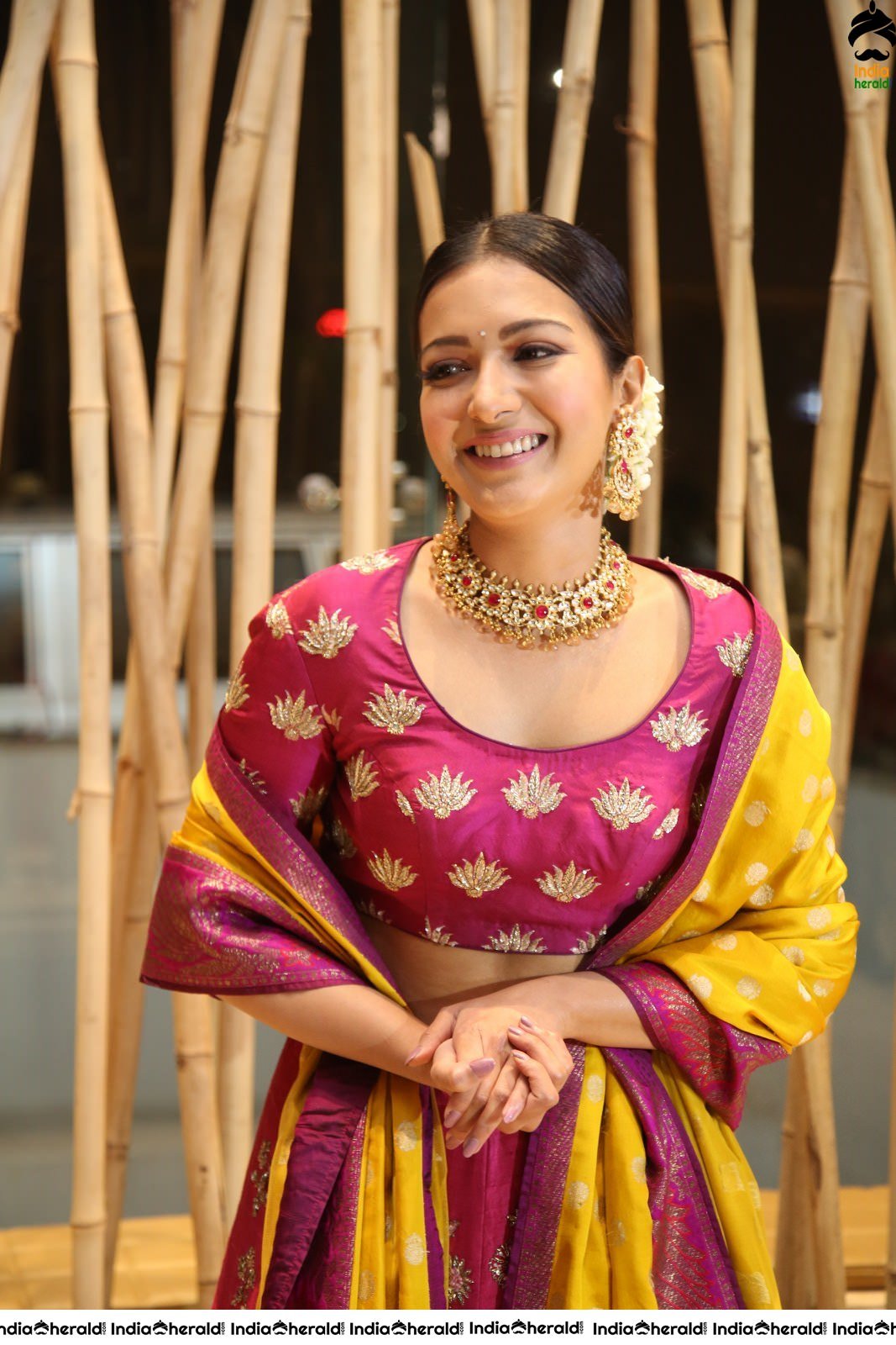 Catherine Tresa Shows her Hot Waistline in Traditional Attire