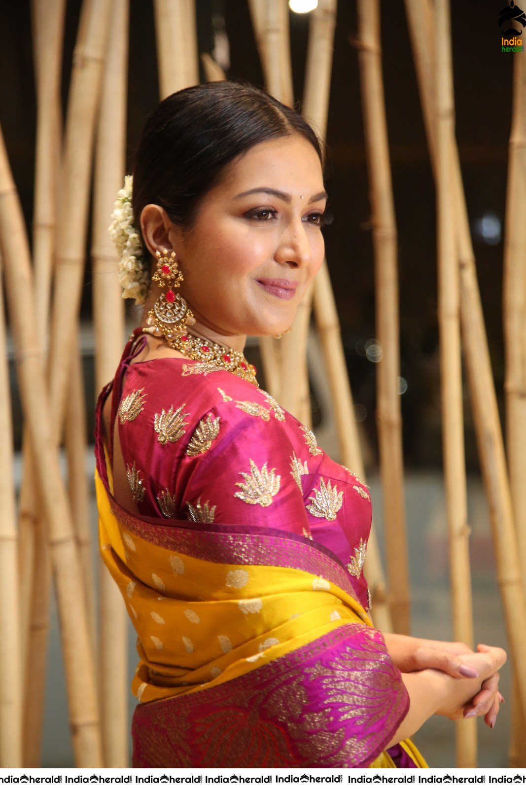 Catherine Tresa Shows her Hot Waistline in Traditional Attire