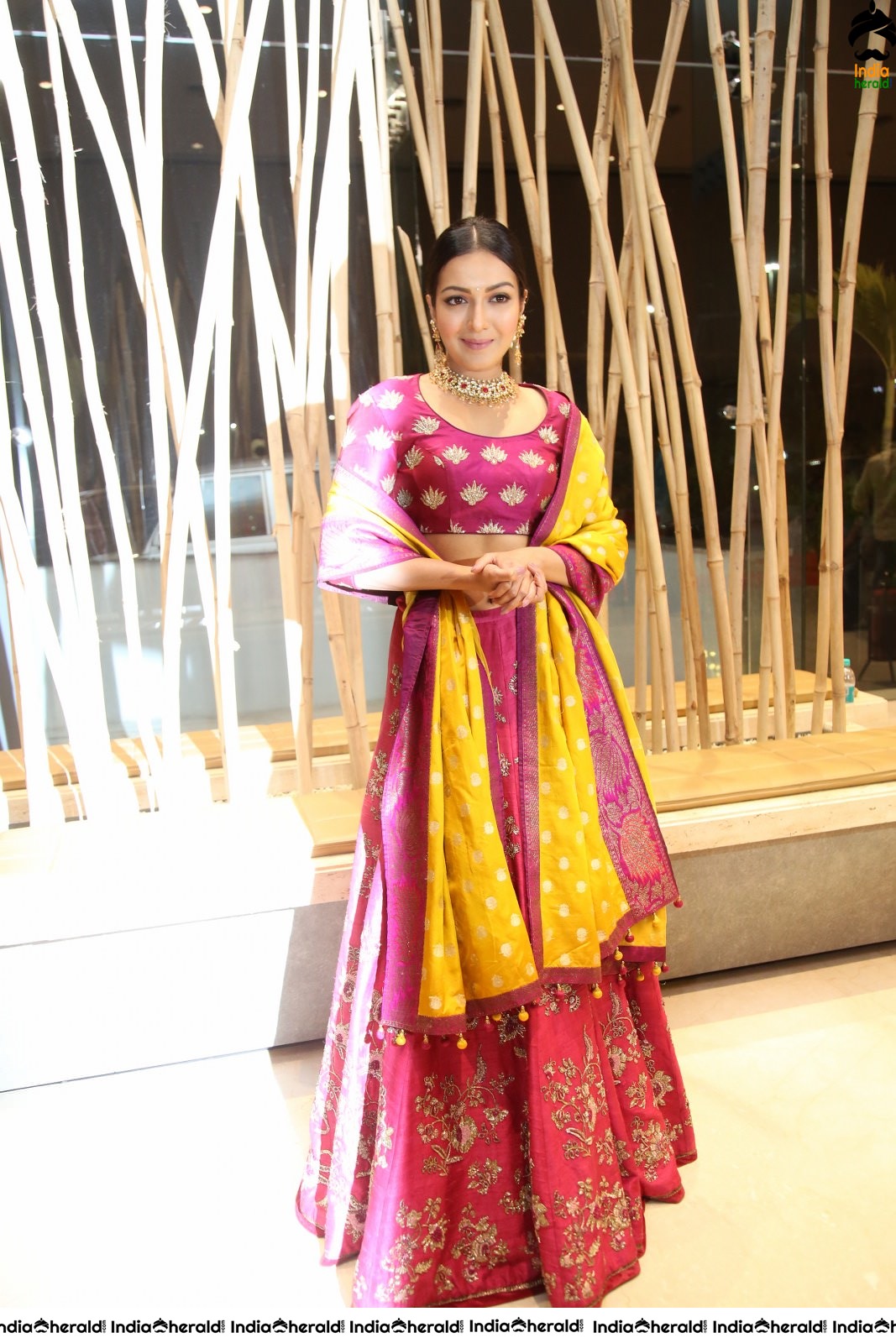 Catherine Tresa Shows her Hot Waistline in Traditional Attire