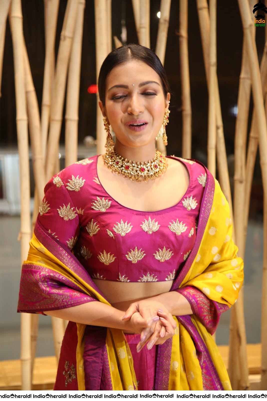 Catherine Tresa Shows her Hot Waistline in Traditional Attire