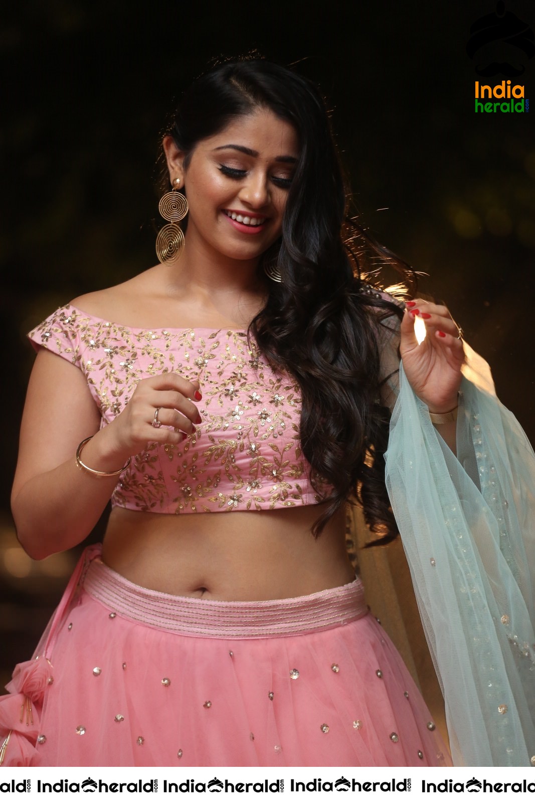 Chandni Bhagwanani Exposing her Waistline and Navel in Pink Attire Set 2