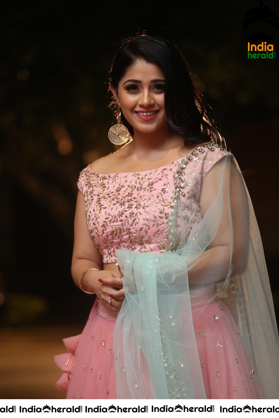 Chandni Bhagwanani Exposing her Waistline and Navel in Pink Attire Set 2