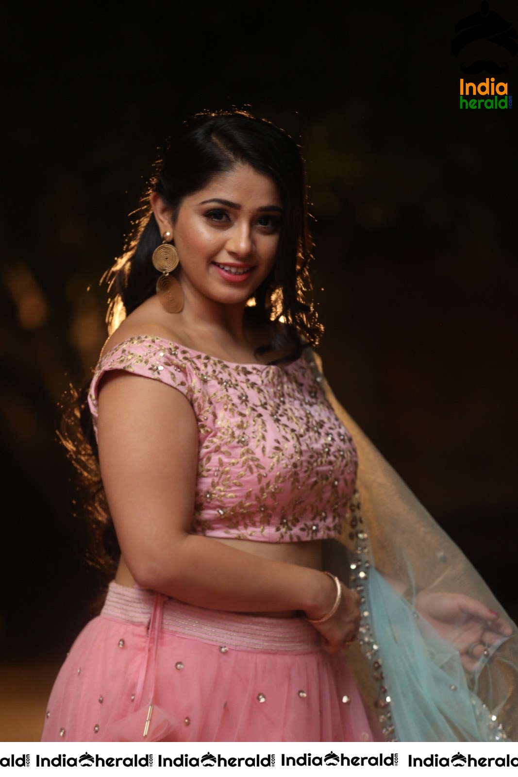 Chandni Bhagwanani Exposing her Waistline and Navel in Pink Attire Set 2