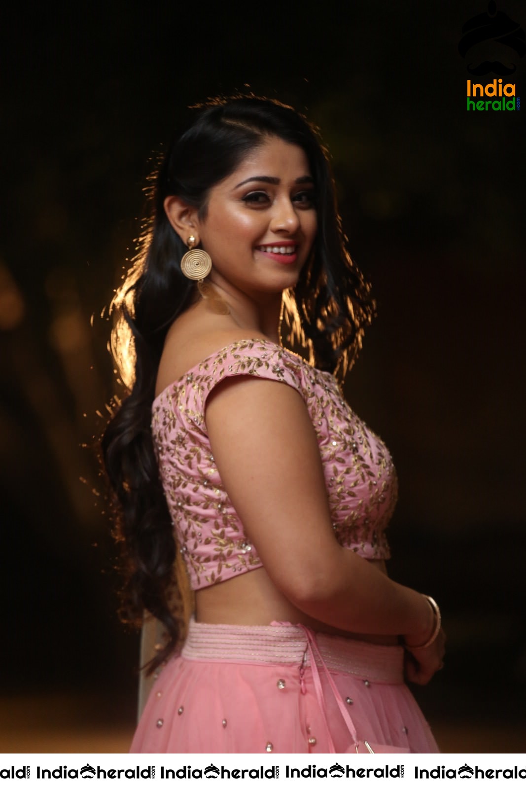 Chandni Bhagwanani Exposing her Waistline and Navel in Pink Attire Set 2