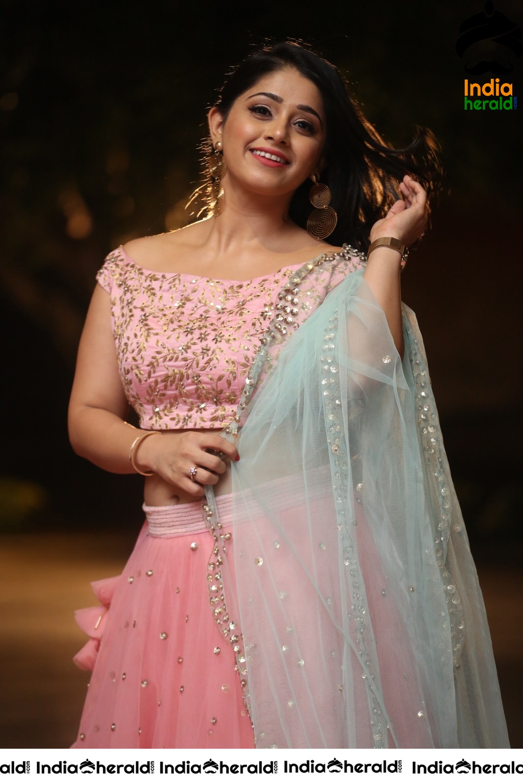 Chandni Bhagwanani Exposing her Waistline and Navel in Pink Attire Set 2