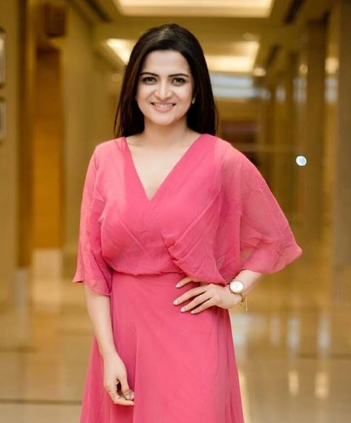 Dhivyadharshini Aka DD Sizzles In Pink Robe Dress