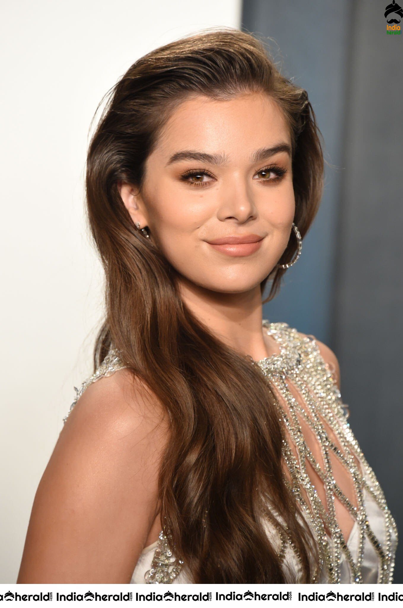 Hailee Steinfeld at Vanity Fair Oscar Party in Beverly Hills Set 2