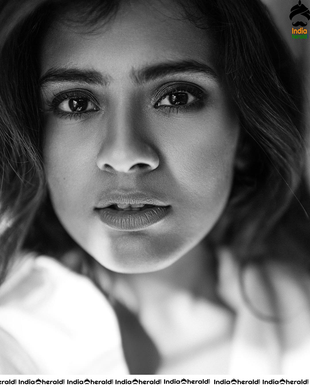 Hebah Patel Seducing and Damn Hot in Black and White Photoshoot