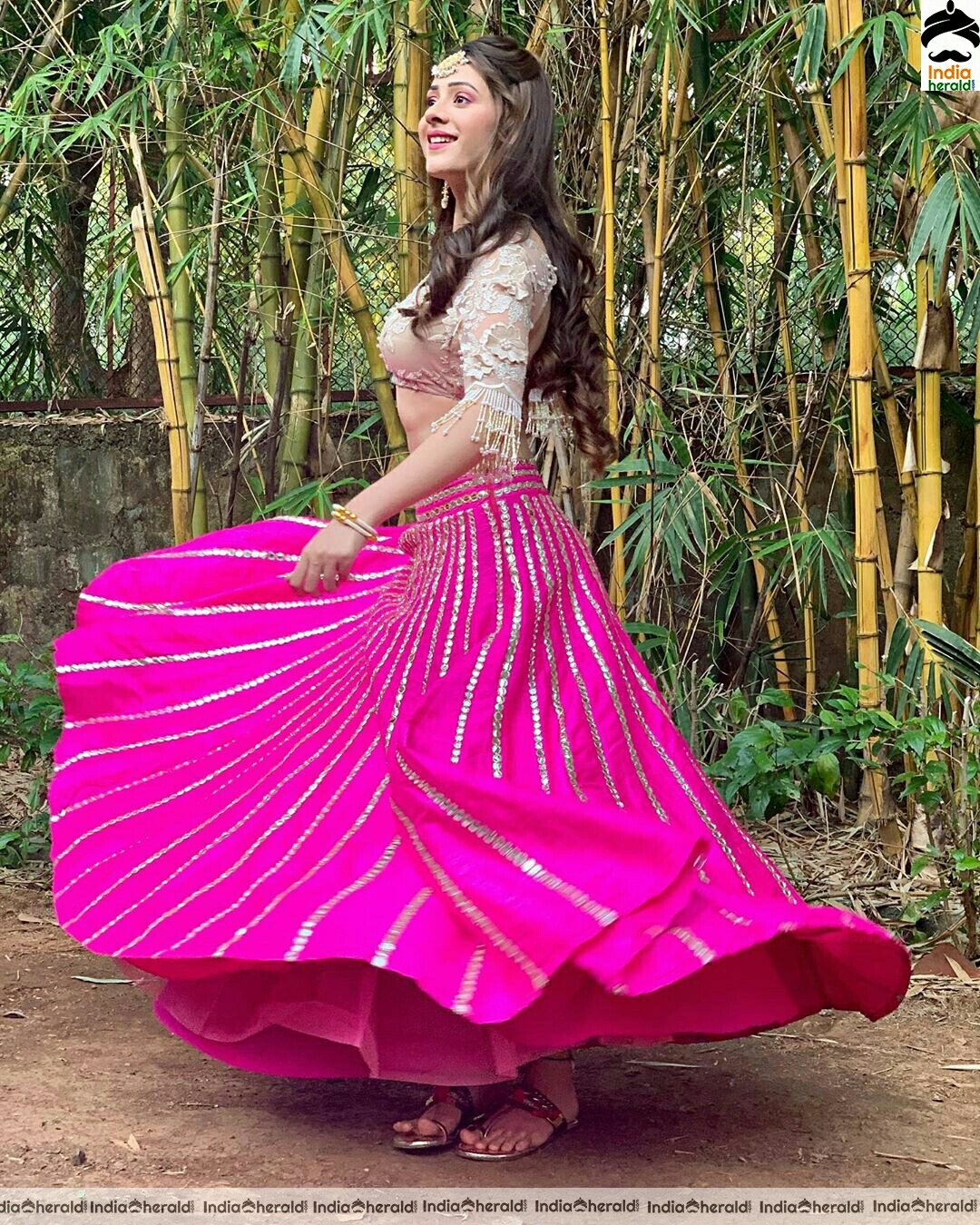 Hiba Nawab Shows Her Sexy Waistline In latest Clicks Set 2