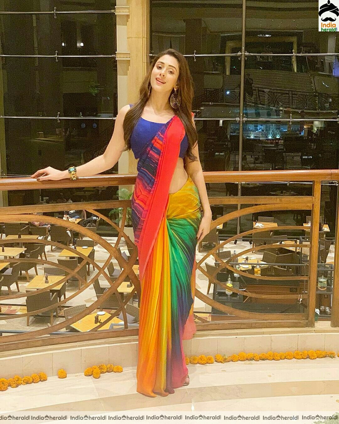 Hiba Nawab Tempting curves in saree