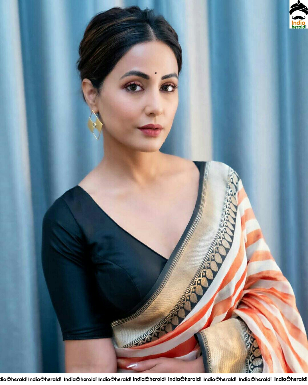 Hina Khan Hot In Sleeveless Blouse And Saree