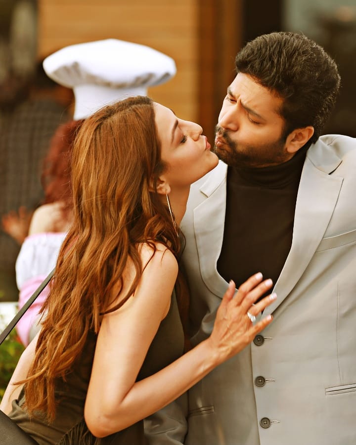 Hot Kajal Aggarwal And Ravi In Comali Movie Stills