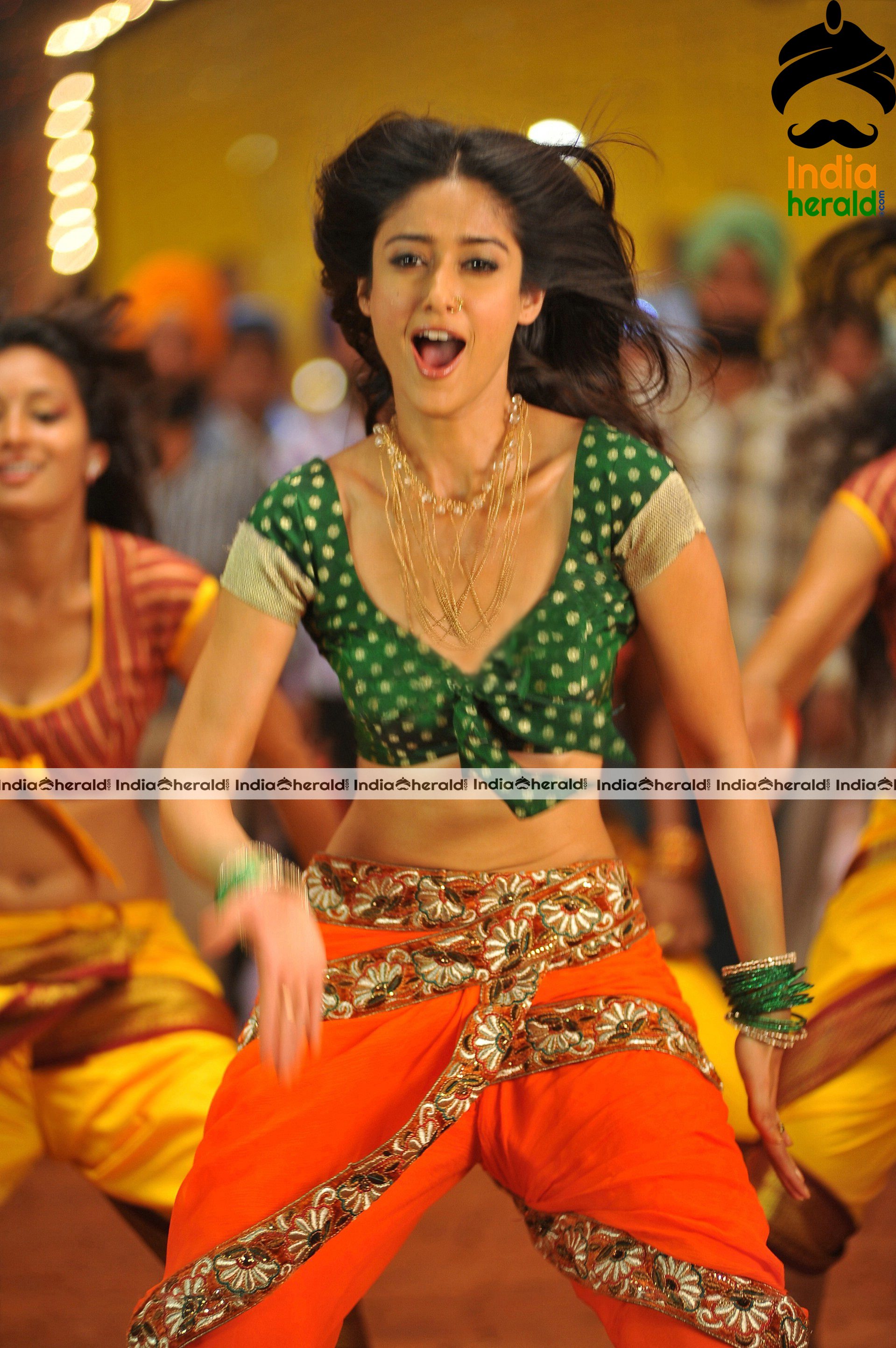 Hot Photos of Ileana Showing her Sexy Flat Midriff and Navel during a Hot Song Sequence