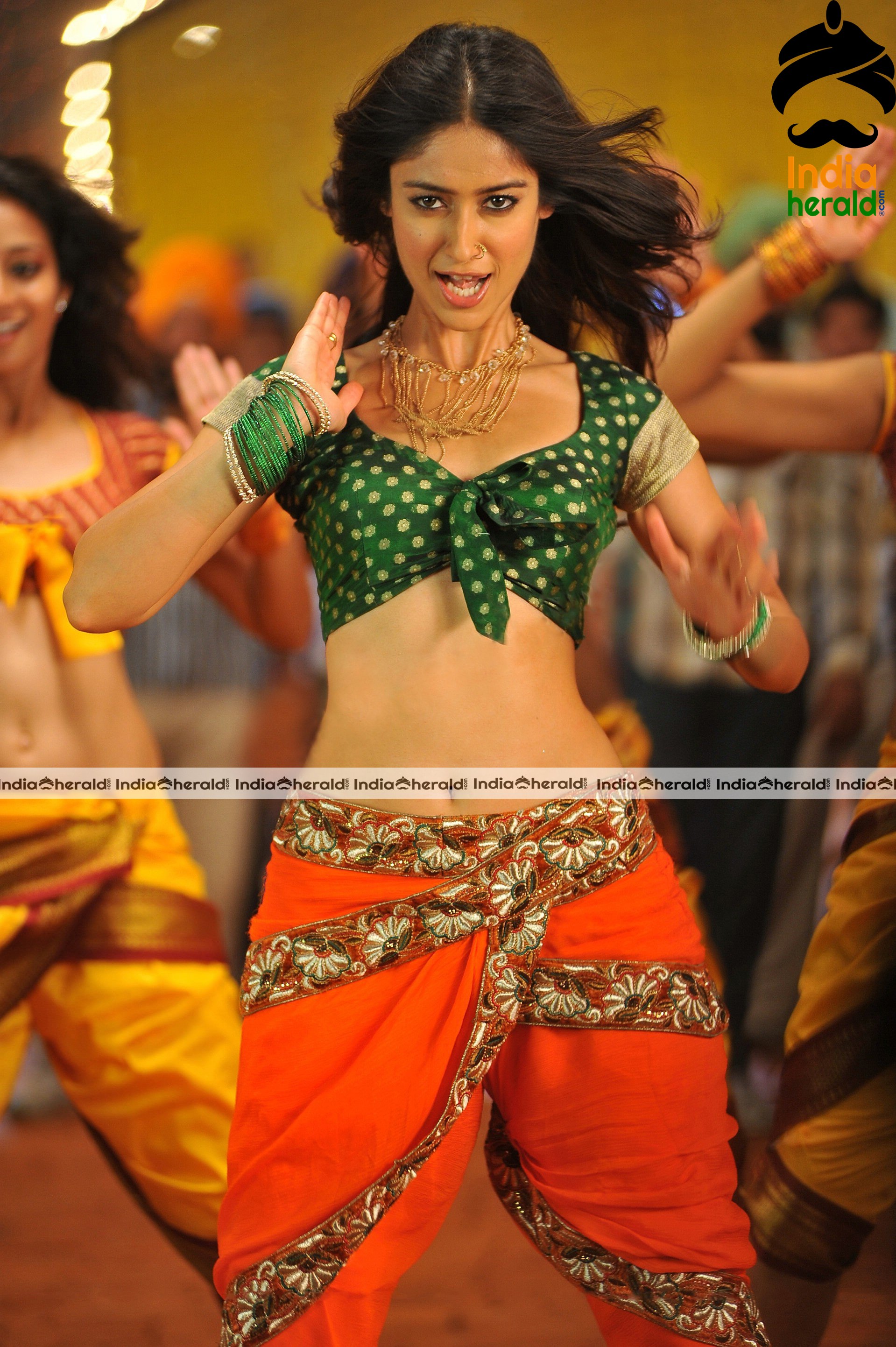 Hot Photos of Ileana Showing her Sexy Flat Midriff and Navel during a Hot Song Sequence