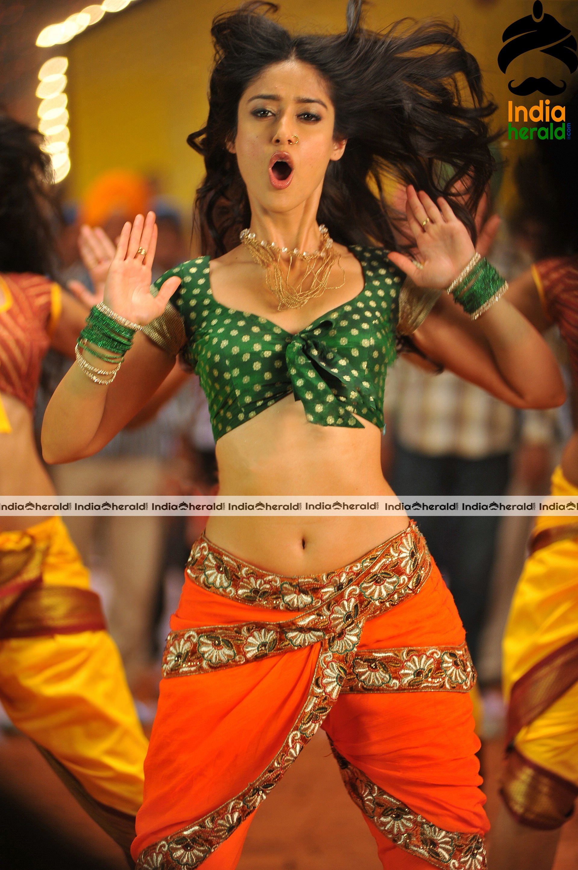 Hot Photos of Ileana Showing her Sexy Flat Midriff and Navel during a Hot Song Sequence