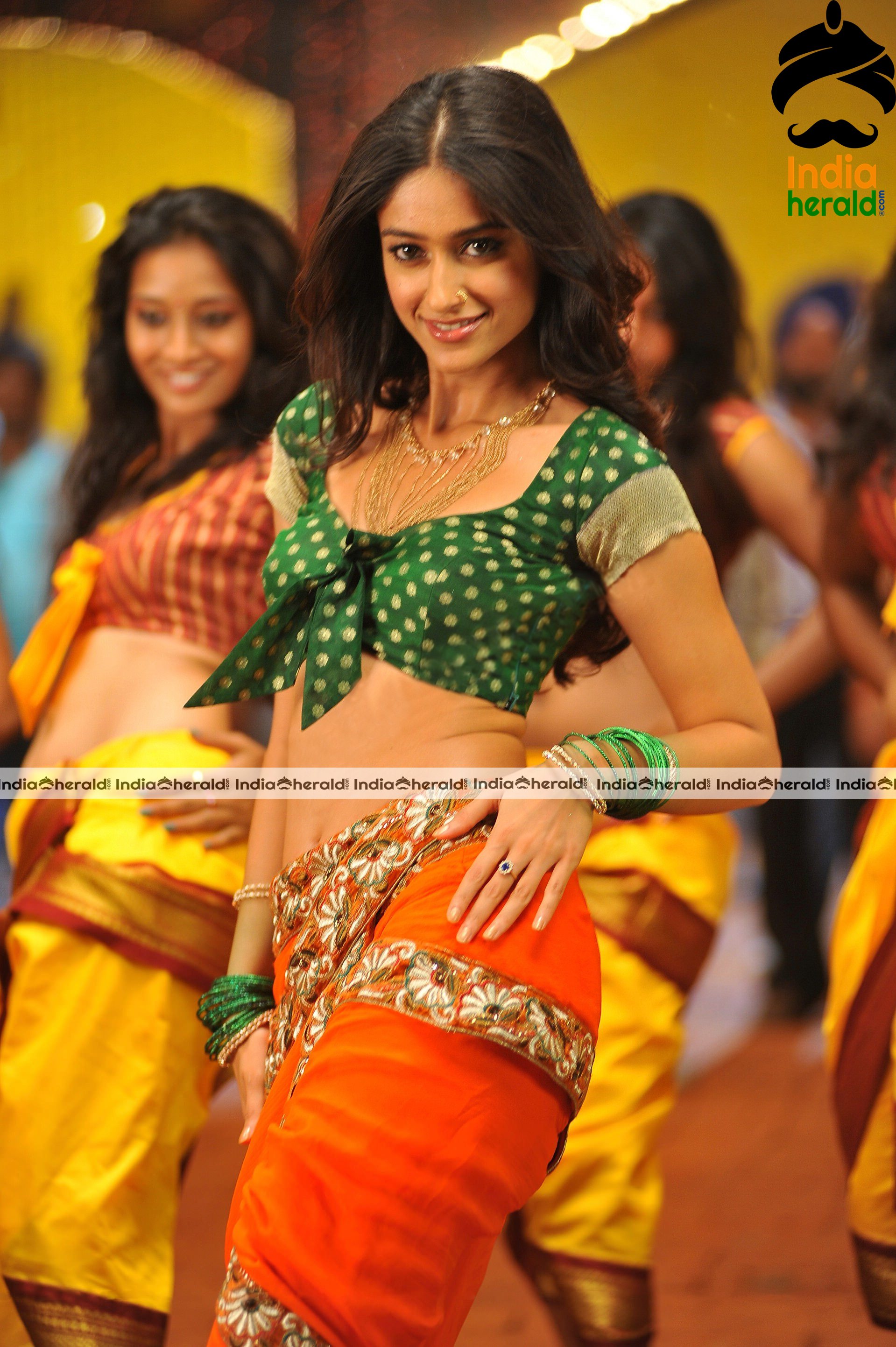 Hot Photos of Ileana Showing her Sexy Flat Midriff and Navel during a Hot Song Sequence