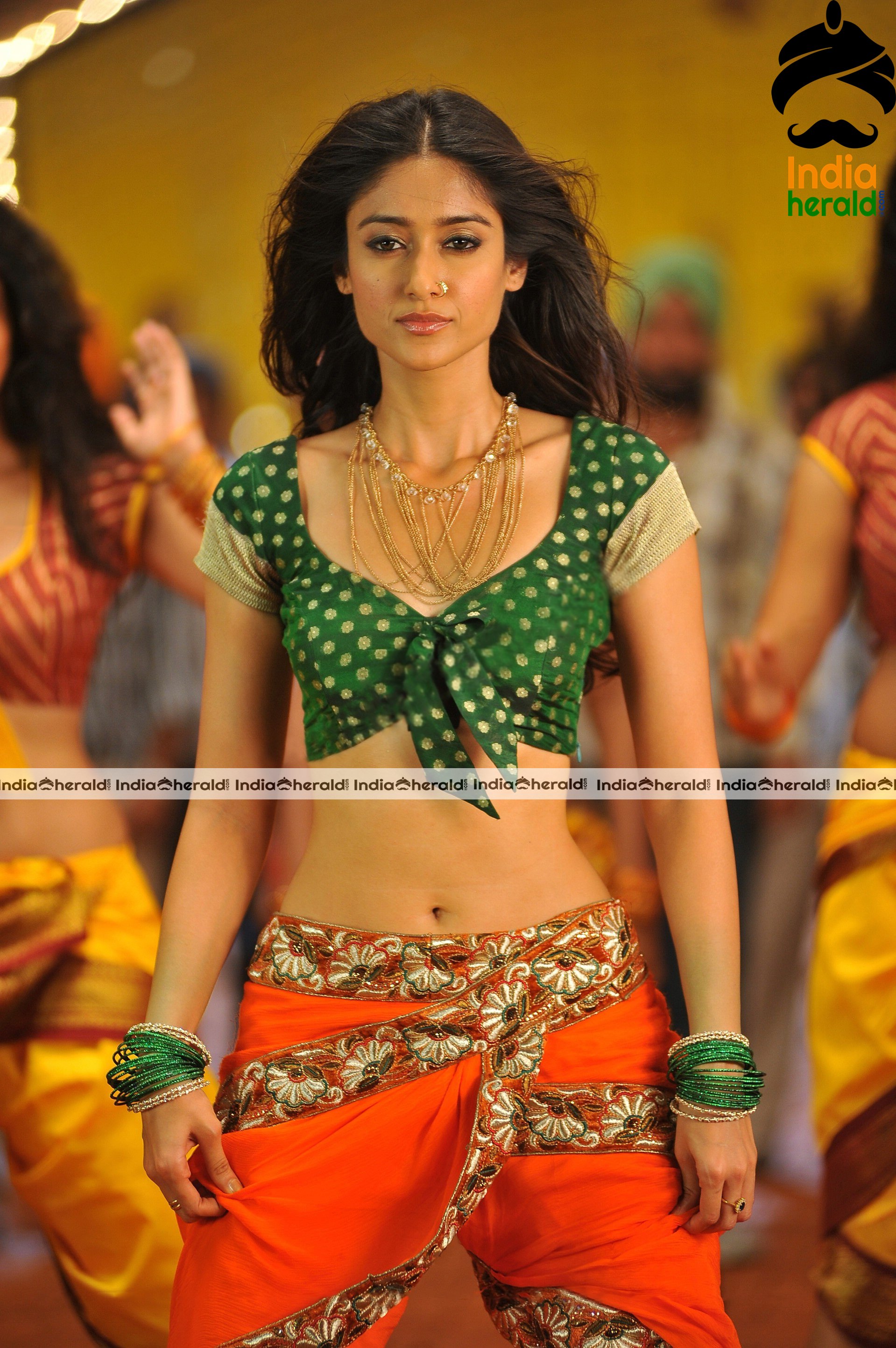 Hot Photos of Ileana Showing her Sexy Flat Midriff and Navel during a Hot Song Sequence